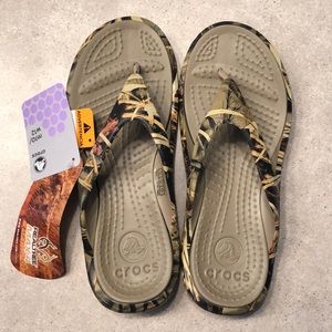 Men’s size 10 Camo Crocs Flip Flop Thong Sandals